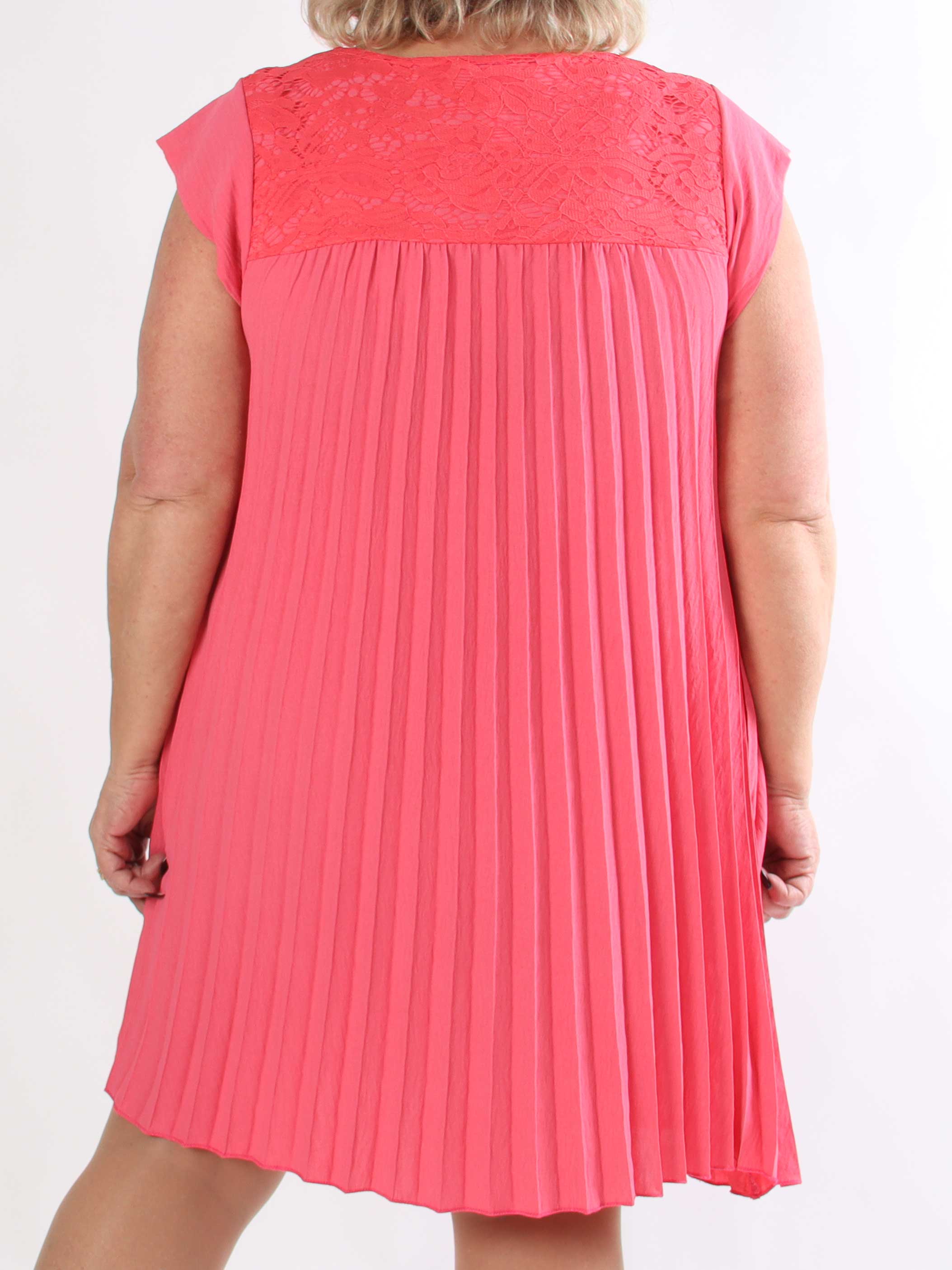 Nancy Lace Short - Plisseret plus size kjole med blonde og lommer